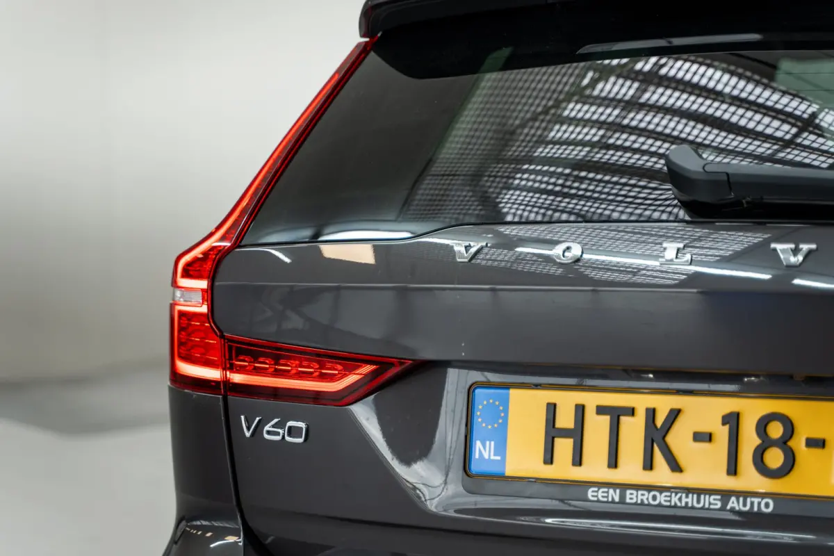 V60 B5 250PK Plus Bright Cross Country | Trekhaak | Adap cruise | Getint Glas | 19'' | Stoel verw.