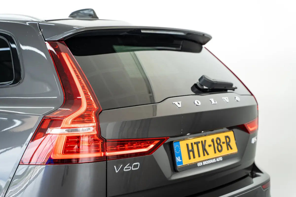 V60 B5 250PK Plus Bright Cross Country | Trekhaak | Adap cruise | Getint Glas | 19'' | Stoel verw.