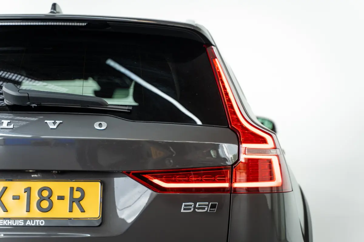 V60 B5 250PK Plus Bright Cross Country | Trekhaak | Adap cruise | Getint Glas | 19'' | Stoel verw.
