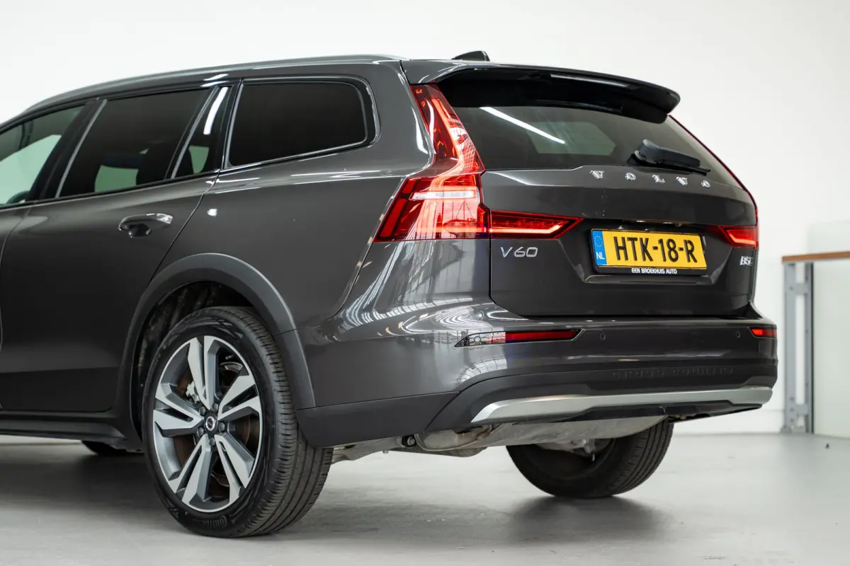 V60 B5 250PK Plus Bright Cross Country | Trekhaak | Adap cruise | Getint Glas | 19'' | Stoel verw.
