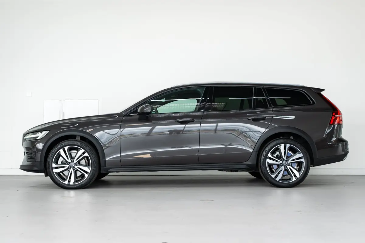 V60 B5 250PK Plus Bright Cross Country | Trekhaak | Adap cruise | Getint Glas | 19'' | Stoel verw.