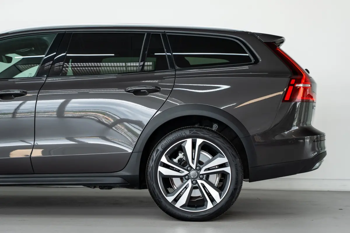 V60 B5 250PK Plus Bright Cross Country | Trekhaak | Adap cruise | Getint Glas | 19'' | Stoel verw.