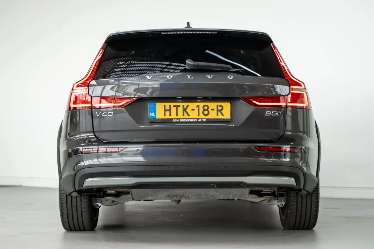 V60 B5 250PK Plus Bright Cross Country | Trekhaak | Adap cruise | Getint Glas | 19'' | Stoel verw.