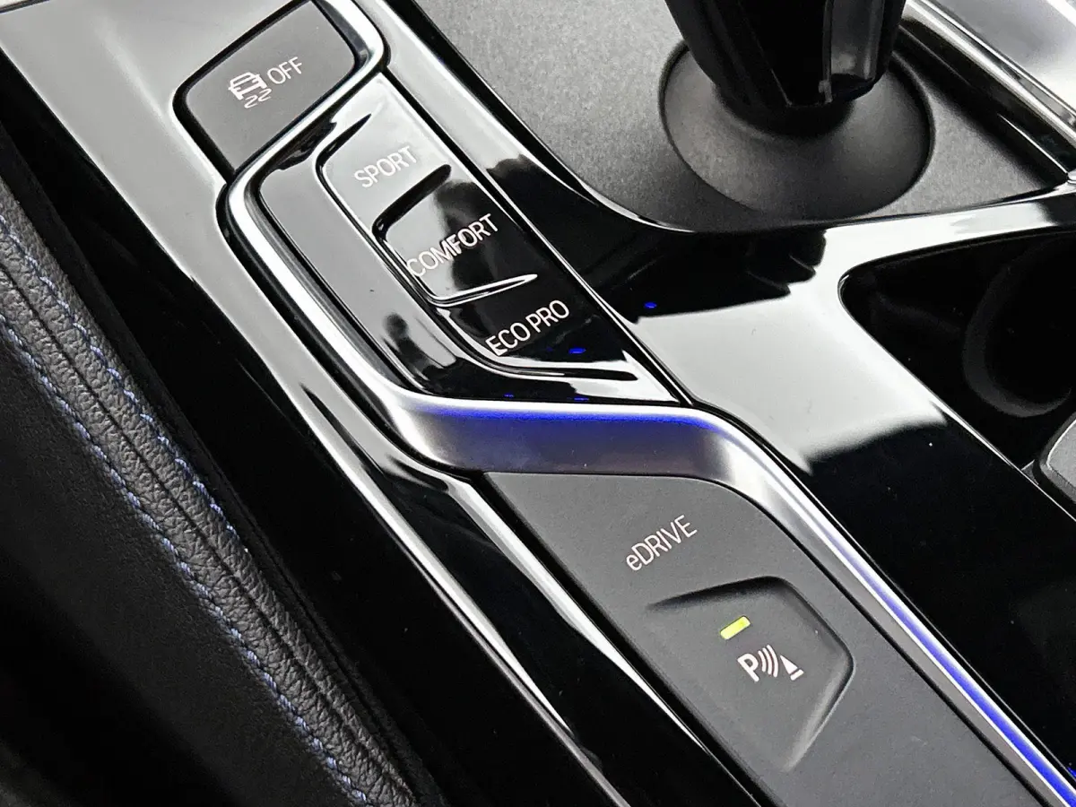 530e iPerformance High Executive | ACHTERUITRIJCAMERA | APPLE CARPLAY - ANDROID AUTO | STOELVERWARMING | NAVIGATIE | ELEKTRISCHE KOFFERKLEP | ELEKTRISCHE STOELEN | SFEERVERLICHTING |