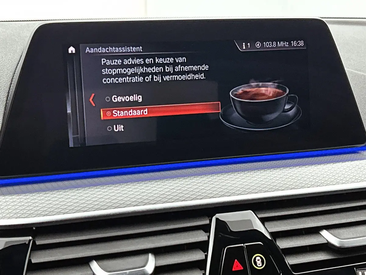530e iPerformance High Executive | ACHTERUITRIJCAMERA | APPLE CARPLAY - ANDROID AUTO | STOELVERWARMING | NAVIGATIE | ELEKTRISCHE KOFFERKLEP | ELEKTRISCHE STOELEN | SFEERVERLICHTING |