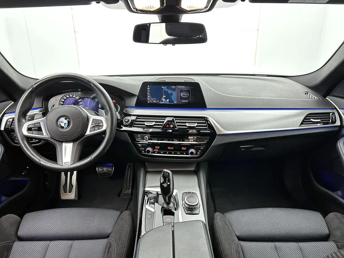 530e iPerformance High Executive | ACHTERUITRIJCAMERA | APPLE CARPLAY - ANDROID AUTO | STOELVERWARMING | NAVIGATIE | ELEKTRISCHE KOFFERKLEP | ELEKTRISCHE STOELEN | SFEERVERLICHTING |
