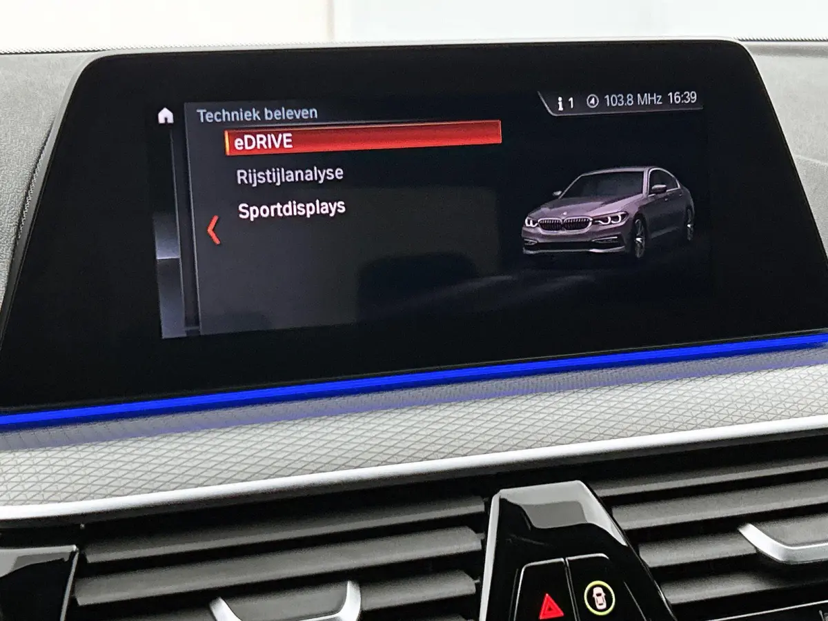 530e iPerformance High Executive | ACHTERUITRIJCAMERA | APPLE CARPLAY - ANDROID AUTO | STOELVERWARMING | NAVIGATIE | ELEKTRISCHE KOFFERKLEP | ELEKTRISCHE STOELEN | SFEERVERLICHTING |