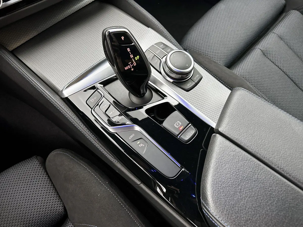 530e iPerformance High Executive | ACHTERUITRIJCAMERA | APPLE CARPLAY - ANDROID AUTO | STOELVERWARMING | NAVIGATIE | ELEKTRISCHE KOFFERKLEP | ELEKTRISCHE STOELEN | SFEERVERLICHTING |
