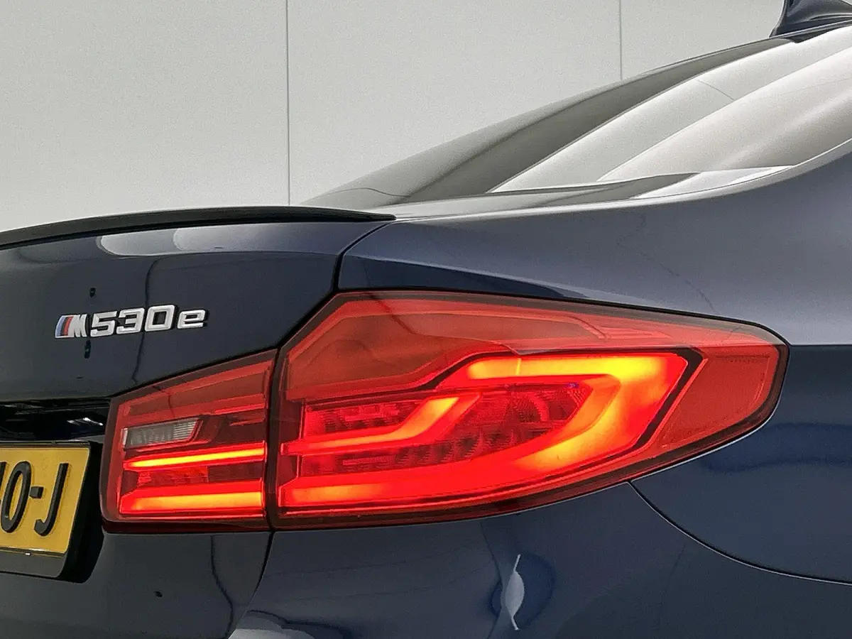 530e iPerformance High Executive | ACHTERUITRIJCAMERA | APPLE CARPLAY - ANDROID AUTO | STOELVERWARMING | NAVIGATIE | ELEKTRISCHE KOFFERKLEP | ELEKTRISCHE STOELEN | SFEERVERLICHTING |