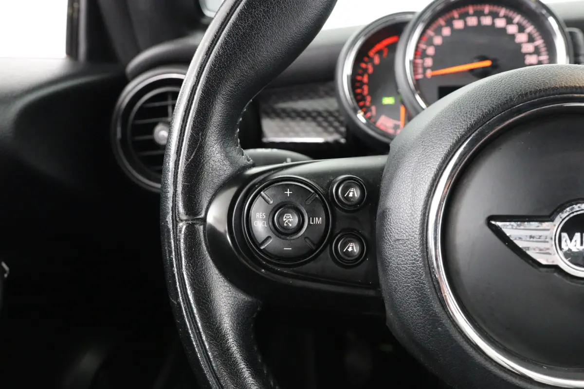 2.0 S Chili | Leder | LED | Camera | Navi | Stoelverwarming | Clima | Parkeersensoren V+A | Lichtmetalen Velgen | Cruise Control
