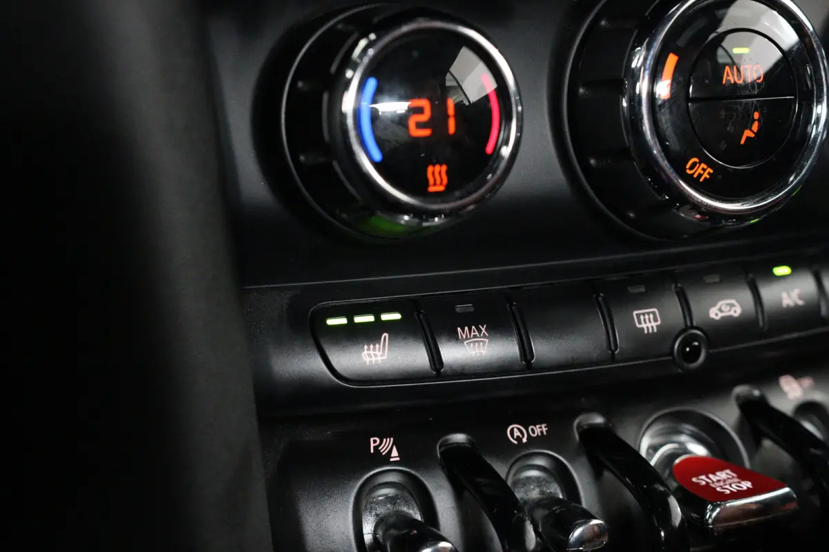 2.0 S Chili | Leder | LED | Camera | Navi | Stoelverwarming | Clima | Parkeersensoren V+A | Lichtmetalen Velgen | Cruise Control