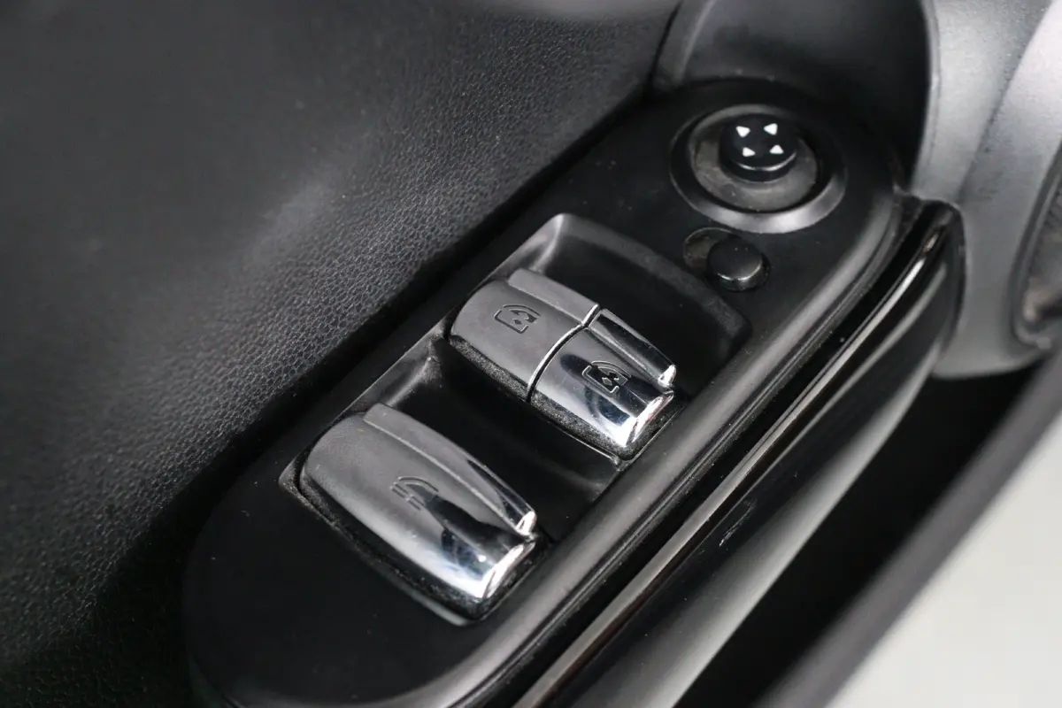 2.0 S Chili | Leder | LED | Camera | Navi | Stoelverwarming | Clima | Parkeersensoren V+A | Lichtmetalen Velgen | Cruise Control