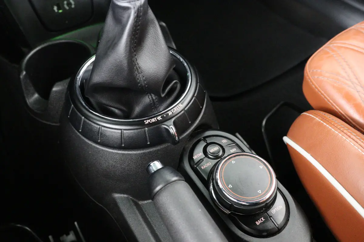 2.0 S Chili | Leder | LED | Camera | Navi | Stoelverwarming | Clima | Parkeersensoren V+A | Lichtmetalen Velgen | Cruise Control