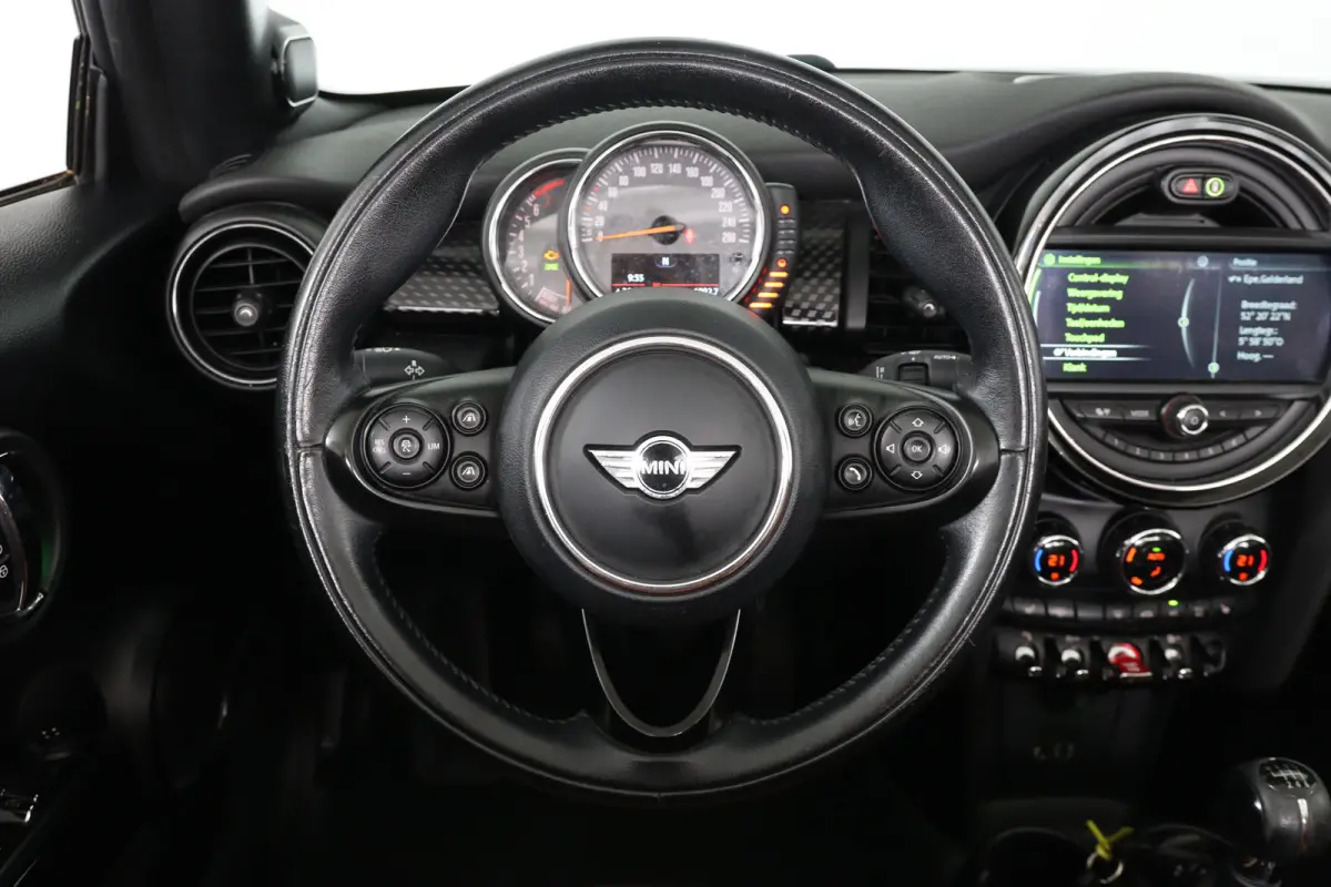 2.0 S Chili | Leder | LED | Camera | Navi | Stoelverwarming | Clima | Parkeersensoren V+A | Lichtmetalen Velgen | Cruise Control