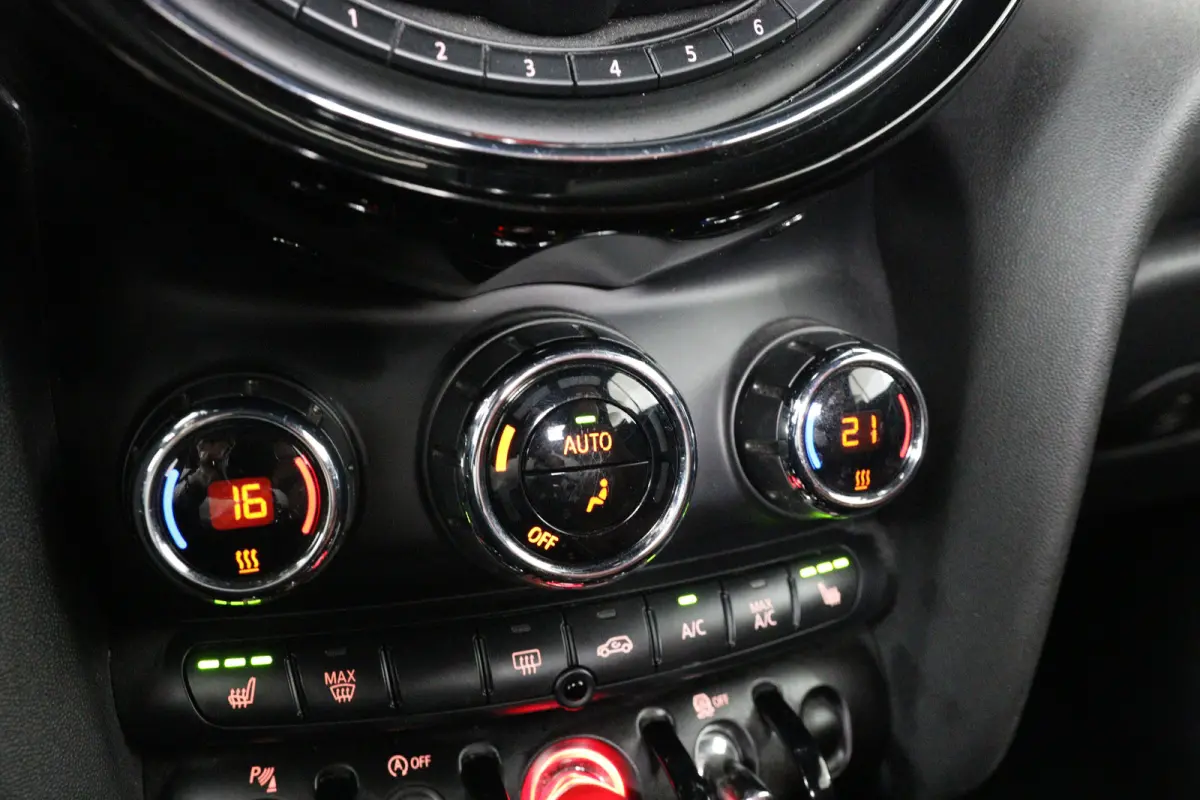 2.0 S Chili | Leder | LED | Camera | Navi | Stoelverwarming | Clima | Parkeersensoren V+A | Lichtmetalen Velgen | Cruise Control