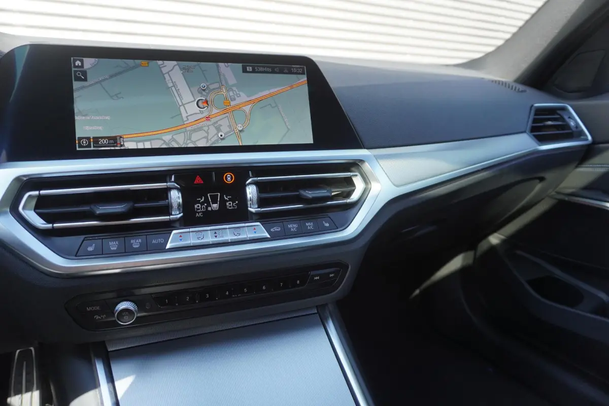 M340i xDrive High Executive | Parking Pack | Glazen panoramadak | HiFi System | Trekhaak met elektrisch wegklapbare kogel | BMW Head-Up Display | Lentevoordeel
