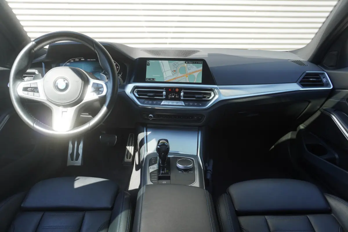 M340i xDrive High Executive | Parking Pack | Glazen panoramadak | HiFi System | Trekhaak met elektrisch wegklapbare kogel | BMW Head-Up Display | Lentevoordeel
