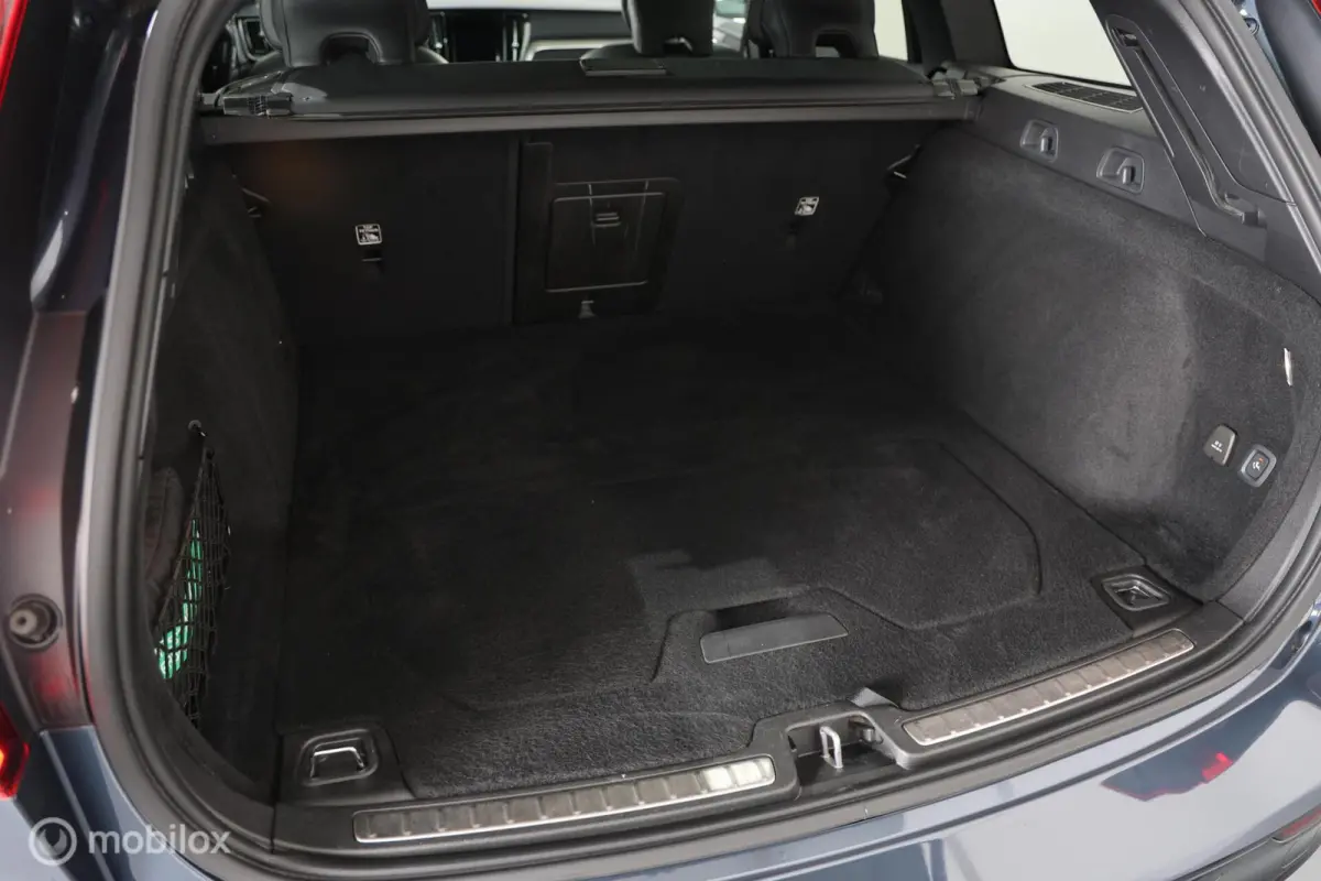 2.0 T6 Recharge AWD R-Design - Pano - B&W audio - Semi-elektrische trekhaak