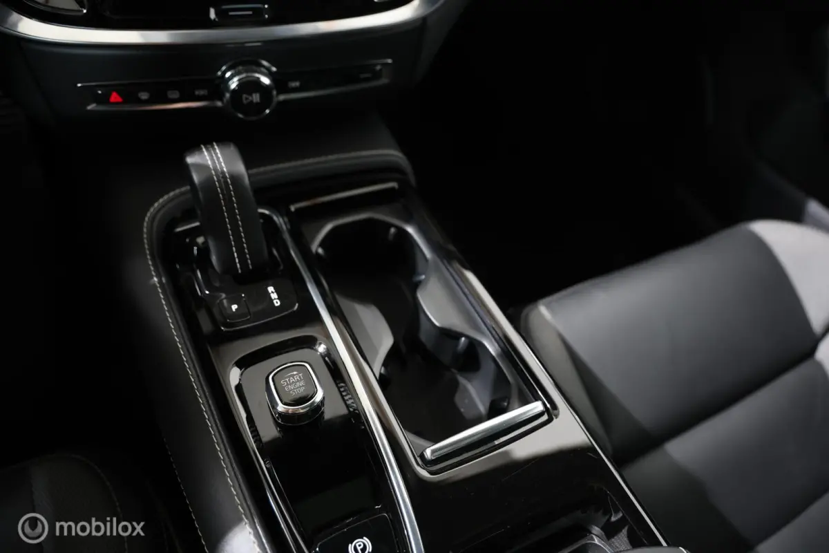 2.0 T6 Recharge AWD R-Design - Pano - B&W audio - Semi-elektrische trekhaak
