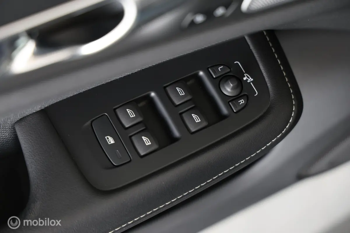 2.0 T6 Recharge AWD R-Design - Pano - B&W audio - Semi-elektrische trekhaak