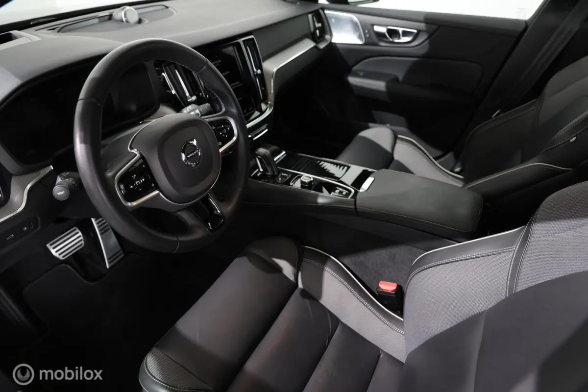 2.0 T6 Recharge AWD R-Design - Pano - B&W audio - Semi-elektrische trekhaak