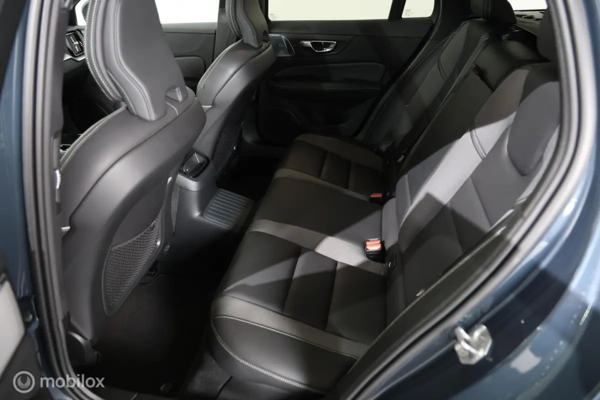 2.0 T6 Recharge AWD R-Design - Pano - B&W audio - Semi-elektrische trekhaak