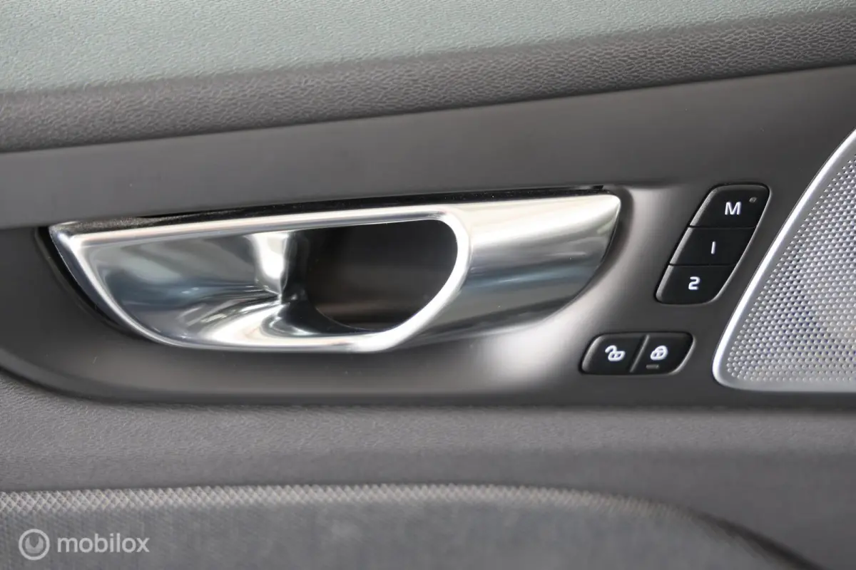 2.0 T6 Recharge AWD R-Design - Pano - B&W audio - Semi-elektrische trekhaak