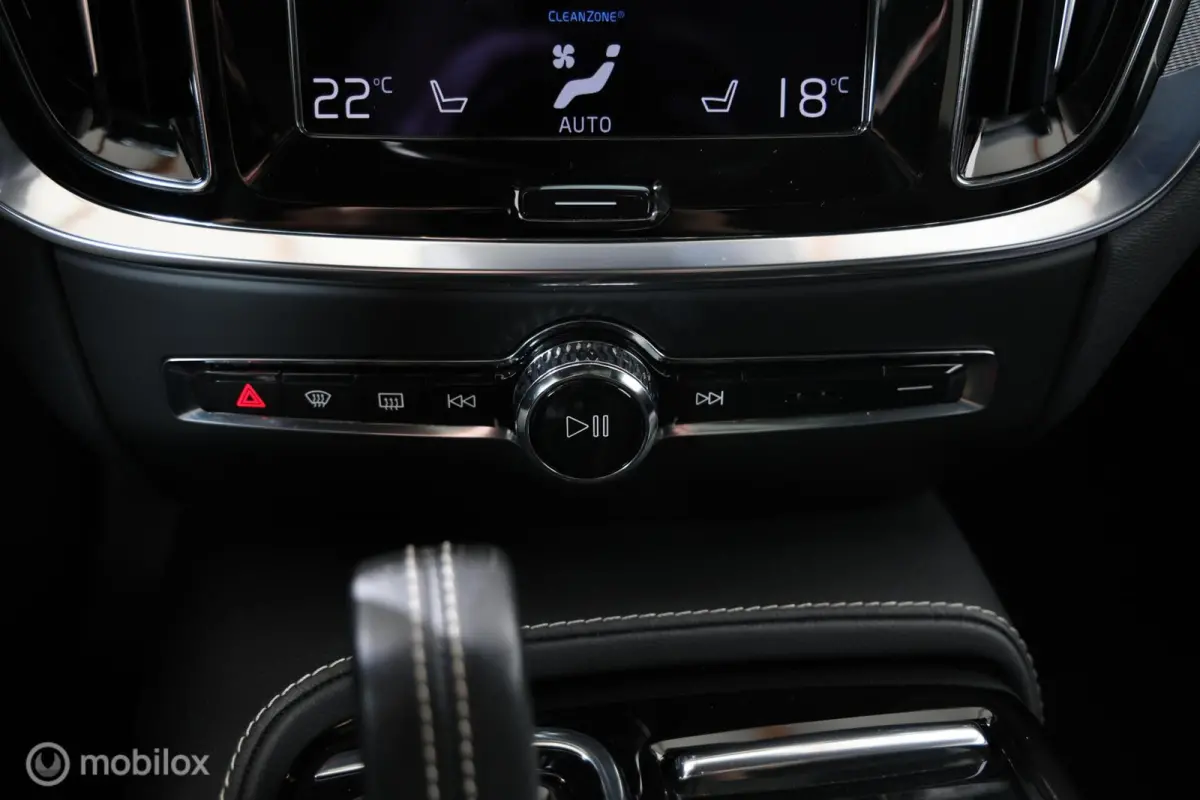 2.0 T6 Recharge AWD R-Design - Pano - B&W audio - Semi-elektrische trekhaak