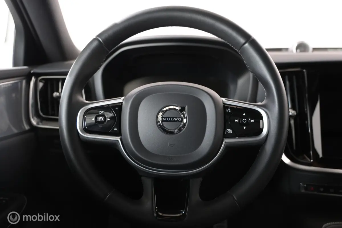 2.0 T6 Recharge AWD R-Design - Pano - B&W audio - Semi-elektrische trekhaak