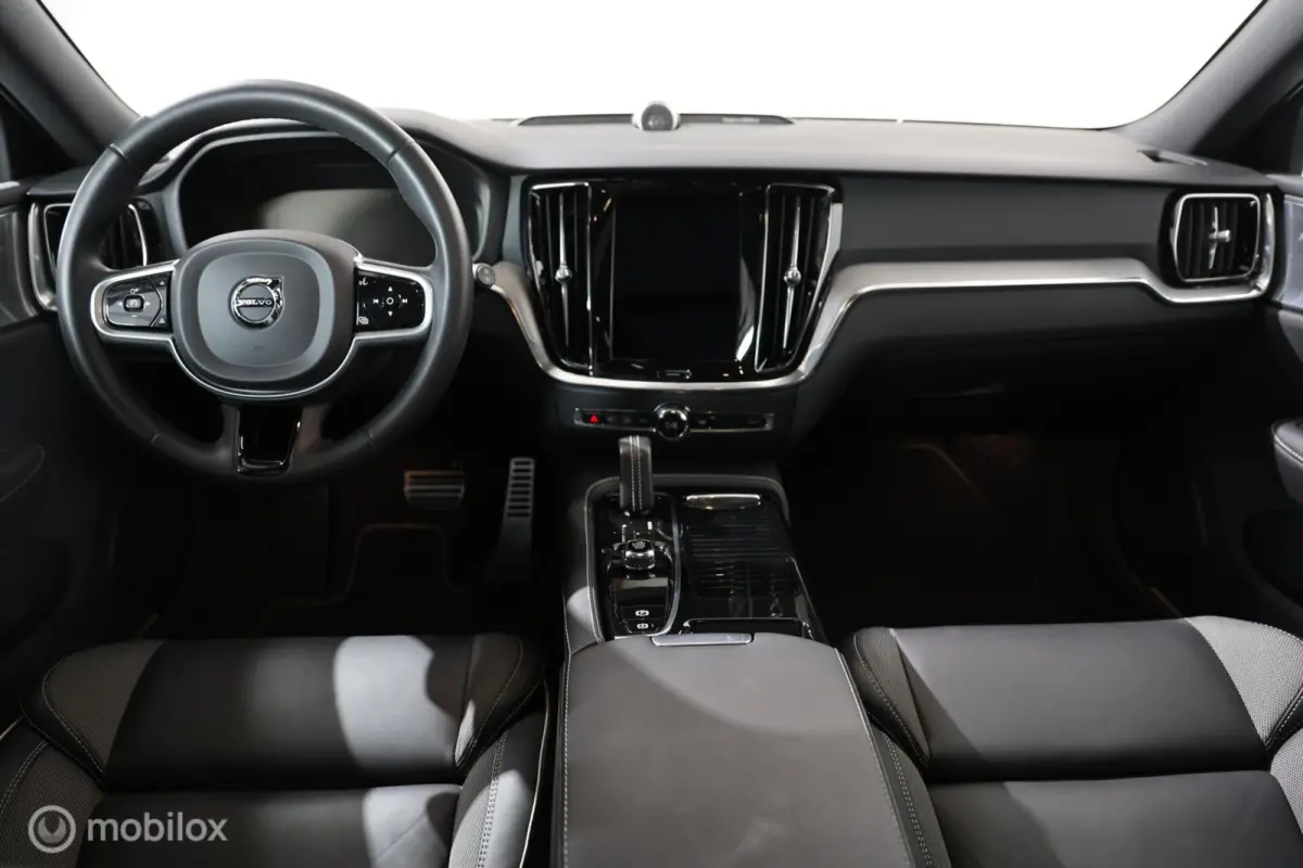 2.0 T6 Recharge AWD R-Design - Pano - B&W audio - Semi-elektrische trekhaak