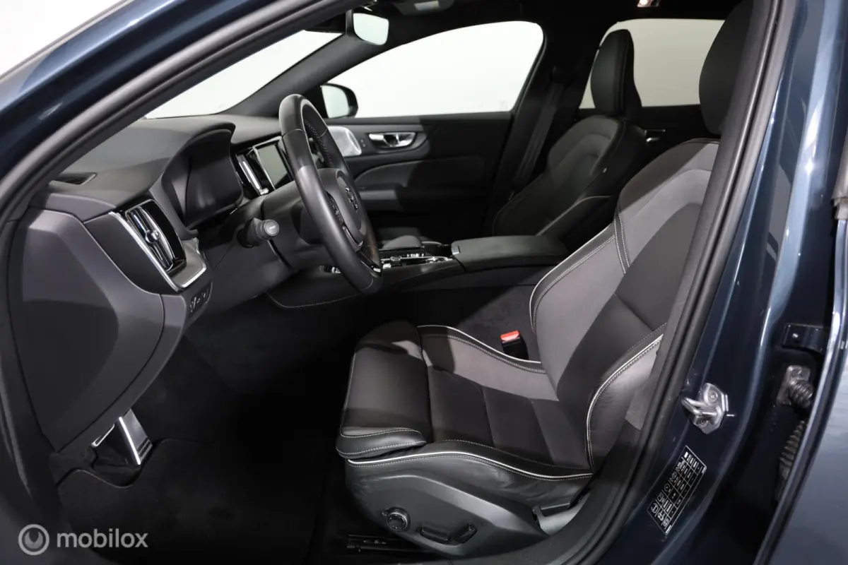 2.0 T6 Recharge AWD R-Design - Pano - B&W audio - Semi-elektrische trekhaak