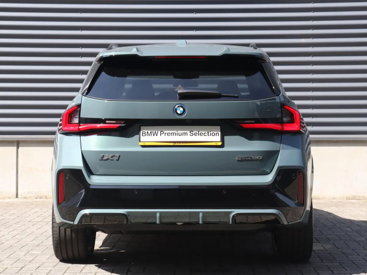 eDrive20 | M Sportpakket Pro | Panodak | Head-Up | Trekhaak | Driving Assistant Prof. | Elektr. Stoelen | Harman Kardon | Parking Assistant Plus | SOH 100% | 20'' LMV