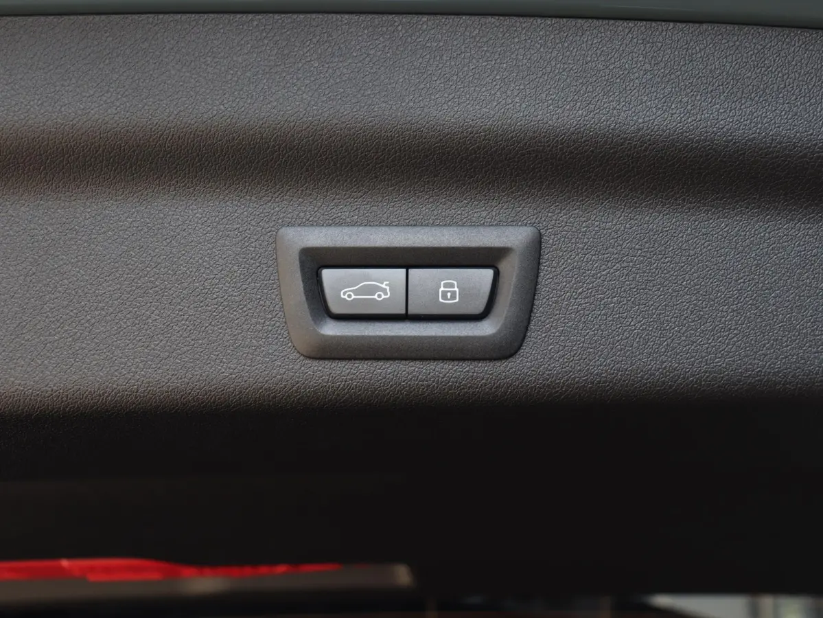 eDrive20 | M Sportpakket Pro | Panodak | Head-Up | Trekhaak | Driving Assistant Prof. | Elektr. Stoelen | Harman Kardon | Parking Assistant Plus | SOH 100% | 20'' LMV