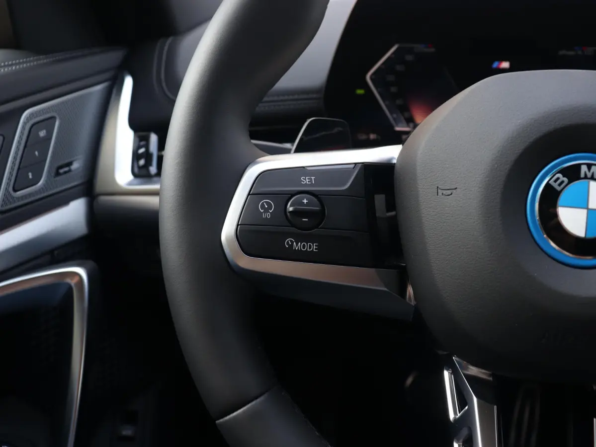 eDrive20 | M Sportpakket Pro | Panodak | Head-Up | Trekhaak | Driving Assistant Prof. | Elektr. Stoelen | Harman Kardon | Parking Assistant Plus | SOH 100% | 20'' LMV