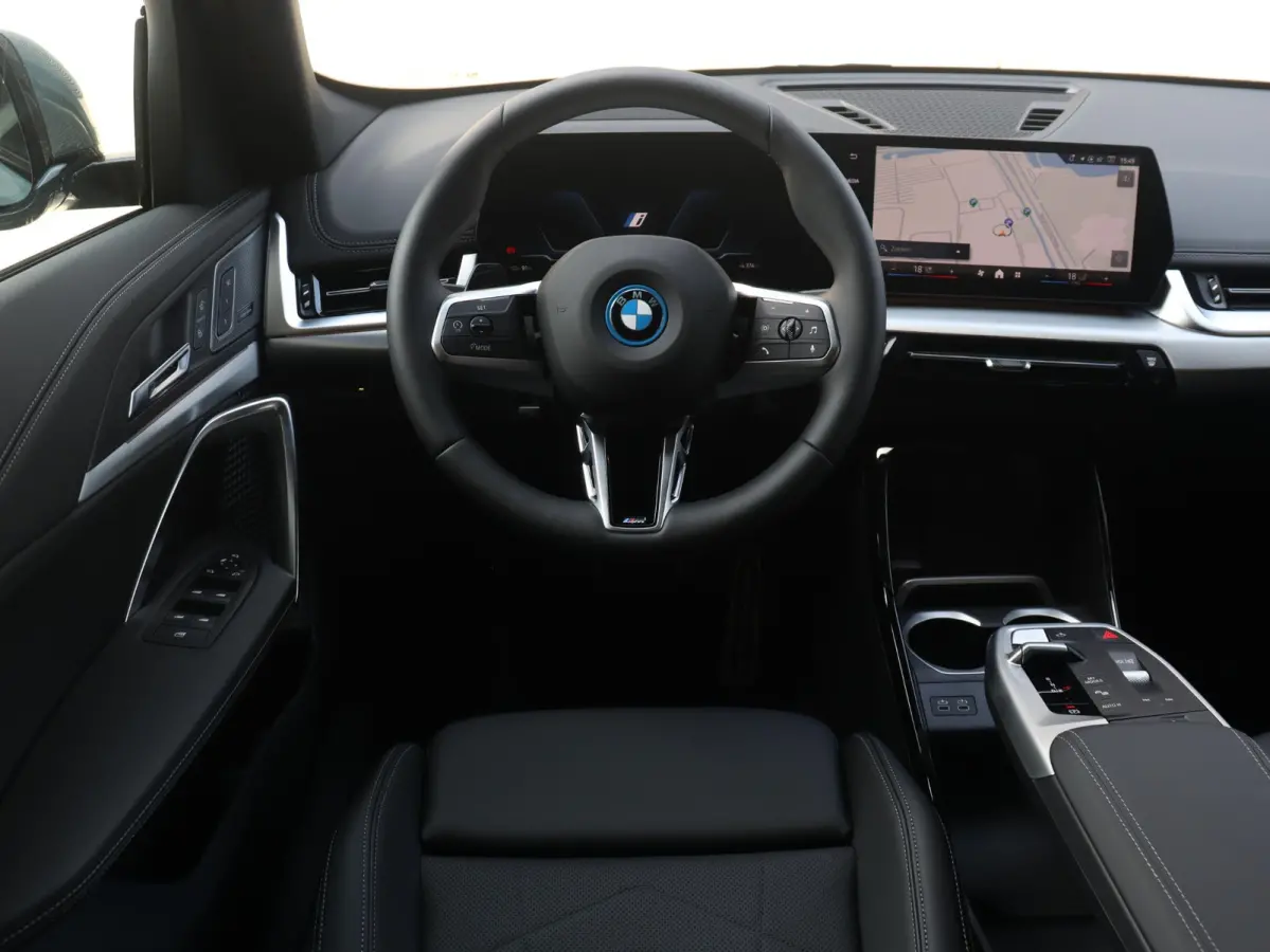 eDrive20 | M Sportpakket Pro | Panodak | Head-Up | Trekhaak | Driving Assistant Prof. | Elektr. Stoelen | Harman Kardon | Parking Assistant Plus | SOH 100% | 20'' LMV