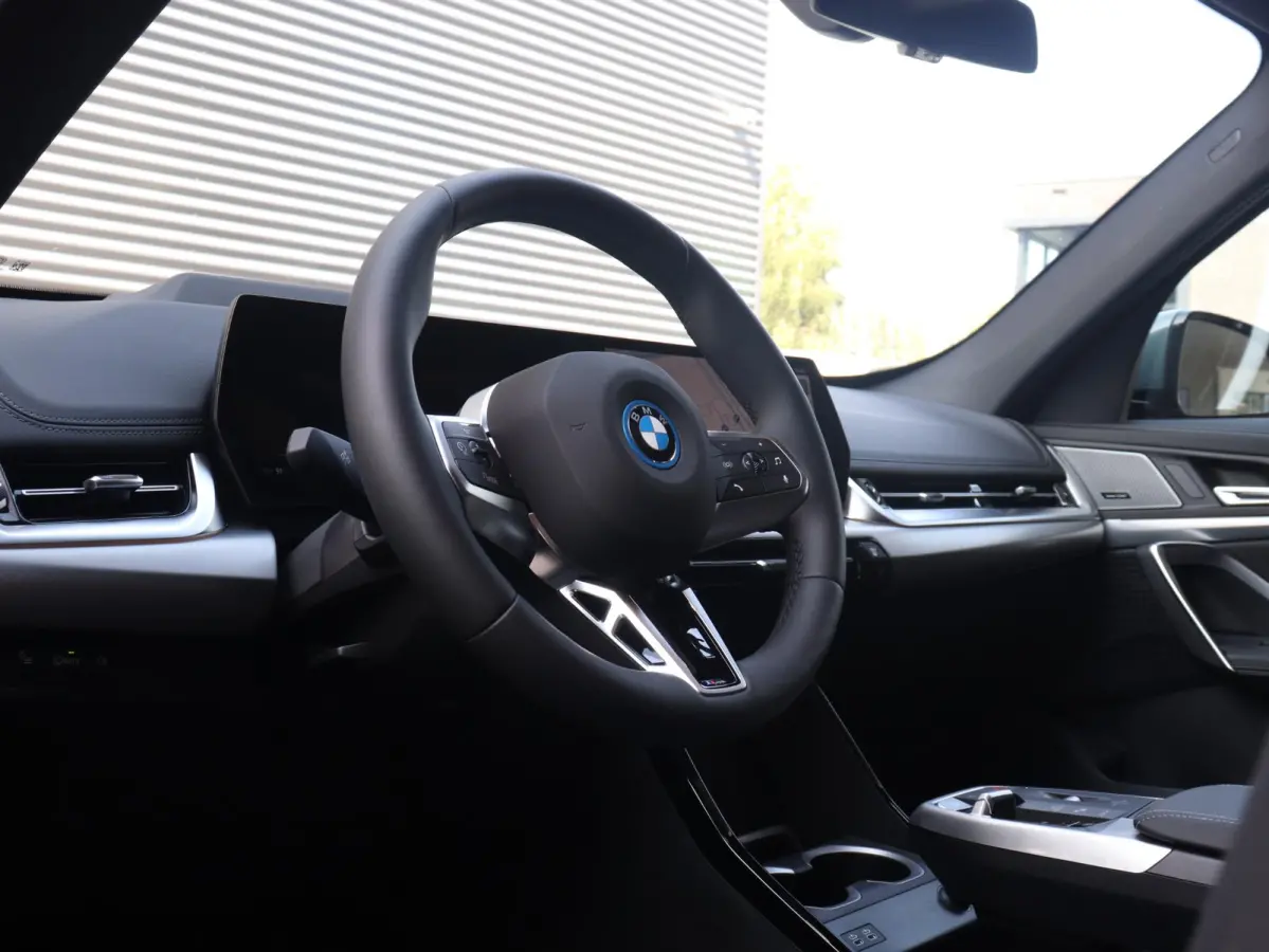 eDrive20 | M Sportpakket Pro | Panodak | Head-Up | Trekhaak | Driving Assistant Prof. | Elektr. Stoelen | Harman Kardon | Parking Assistant Plus | SOH 100% | 20'' LMV