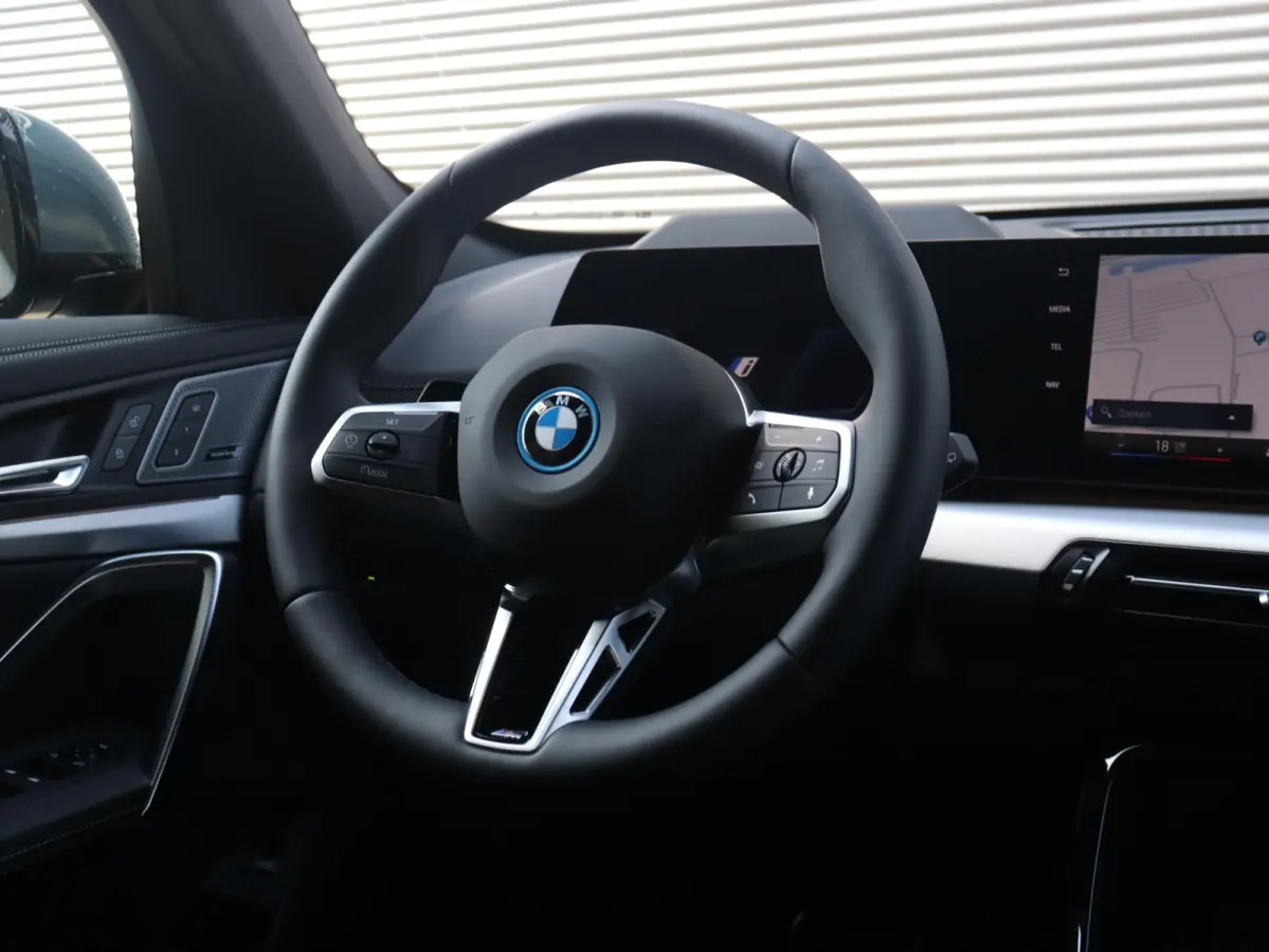 eDrive20 | M Sportpakket Pro | Panodak | Head-Up | Trekhaak | Driving Assistant Prof. | Elektr. Stoelen | Harman Kardon | Parking Assistant Plus | SOH 100% | 20'' LMV