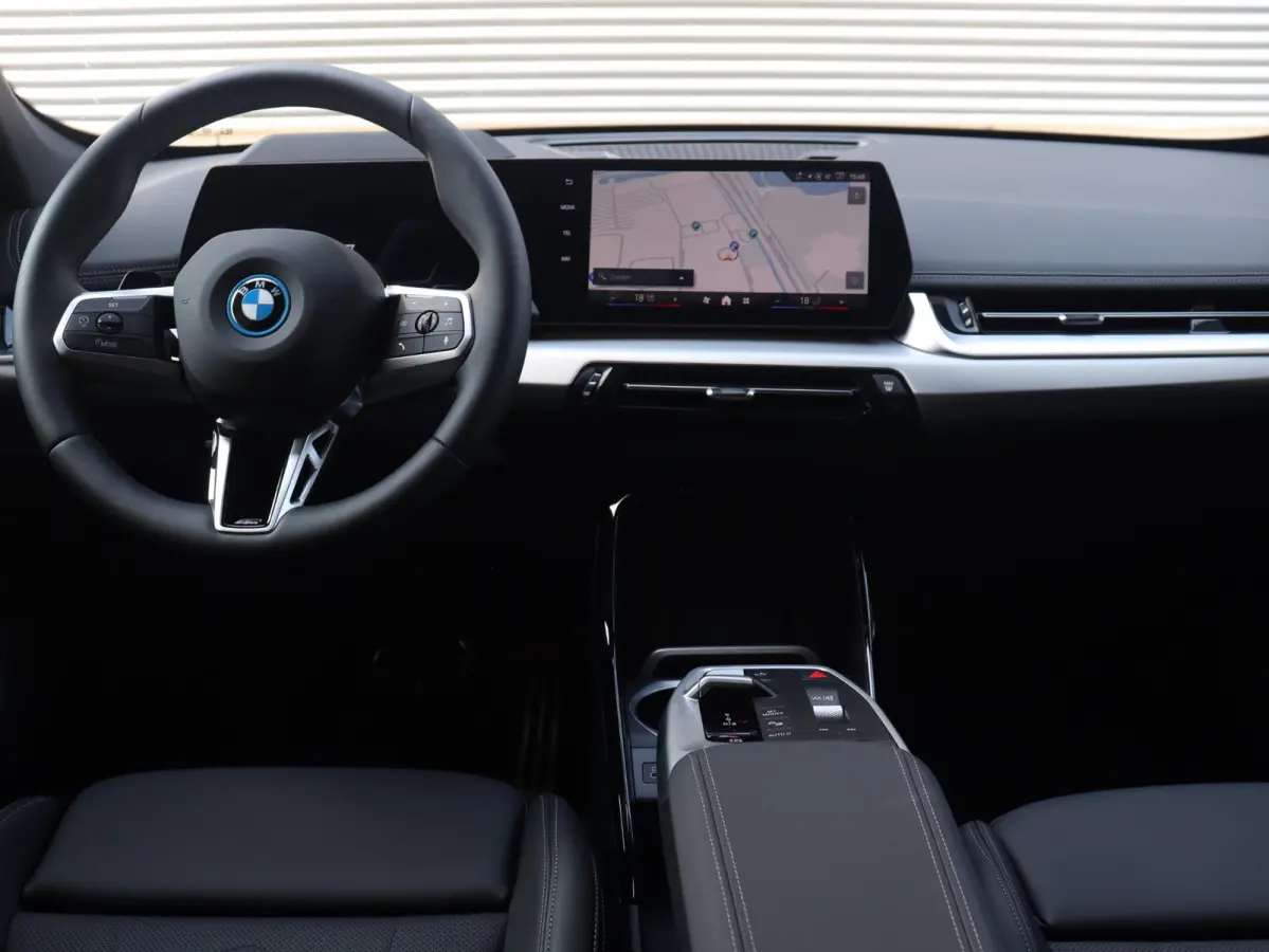 eDrive20 | M Sportpakket Pro | Panodak | Head-Up | Trekhaak | Driving Assistant Prof. | Elektr. Stoelen | Harman Kardon | Parking Assistant Plus | SOH 100% | 20'' LMV