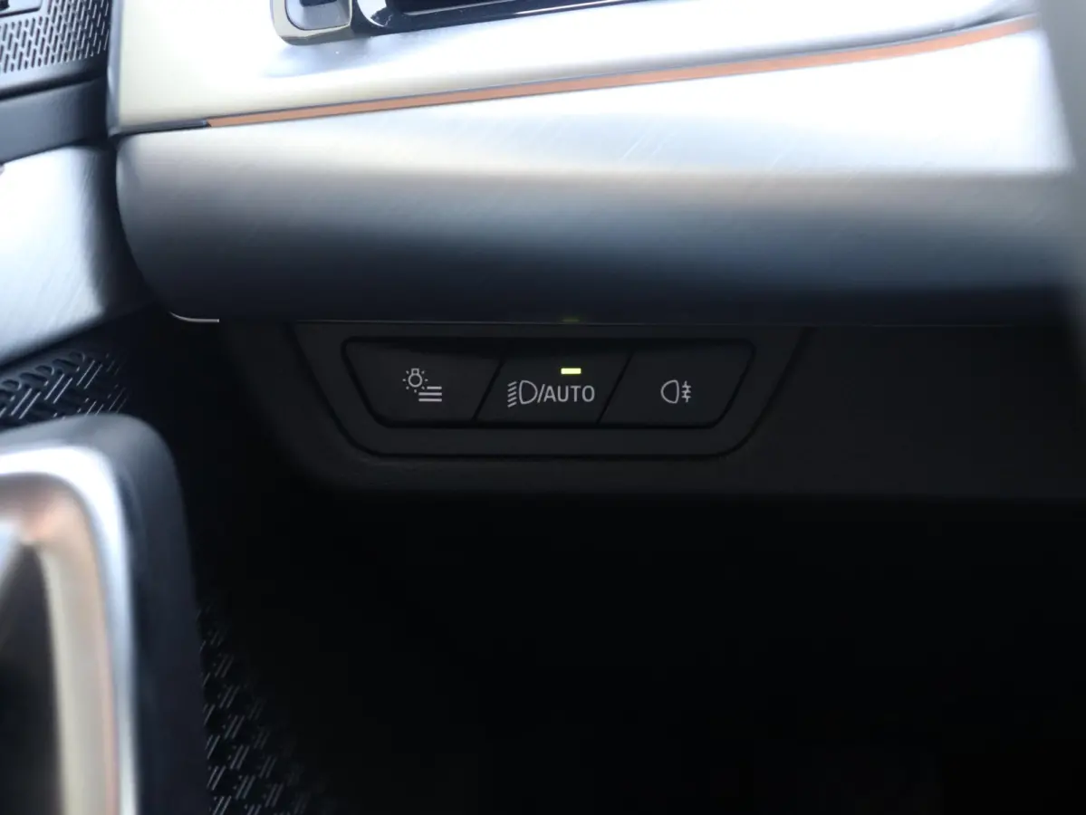 eDrive20 | M Sportpakket Pro | Panodak | Head-Up | Trekhaak | Driving Assistant Prof. | Elektr. Stoelen | Harman Kardon | Parking Assistant Plus | SOH 100% | 20'' LMV