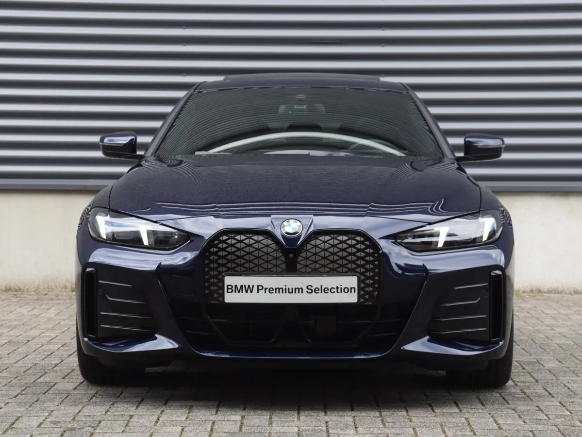 xDrive40 | M Sportpakket Pro | Panodak | Trekhaak | Elektr. Stoelen | Head-Up | Parking Assistant Plus | Adaptive Cruise Control | Harman Kardon | SOH 100% | 19'' LMV
