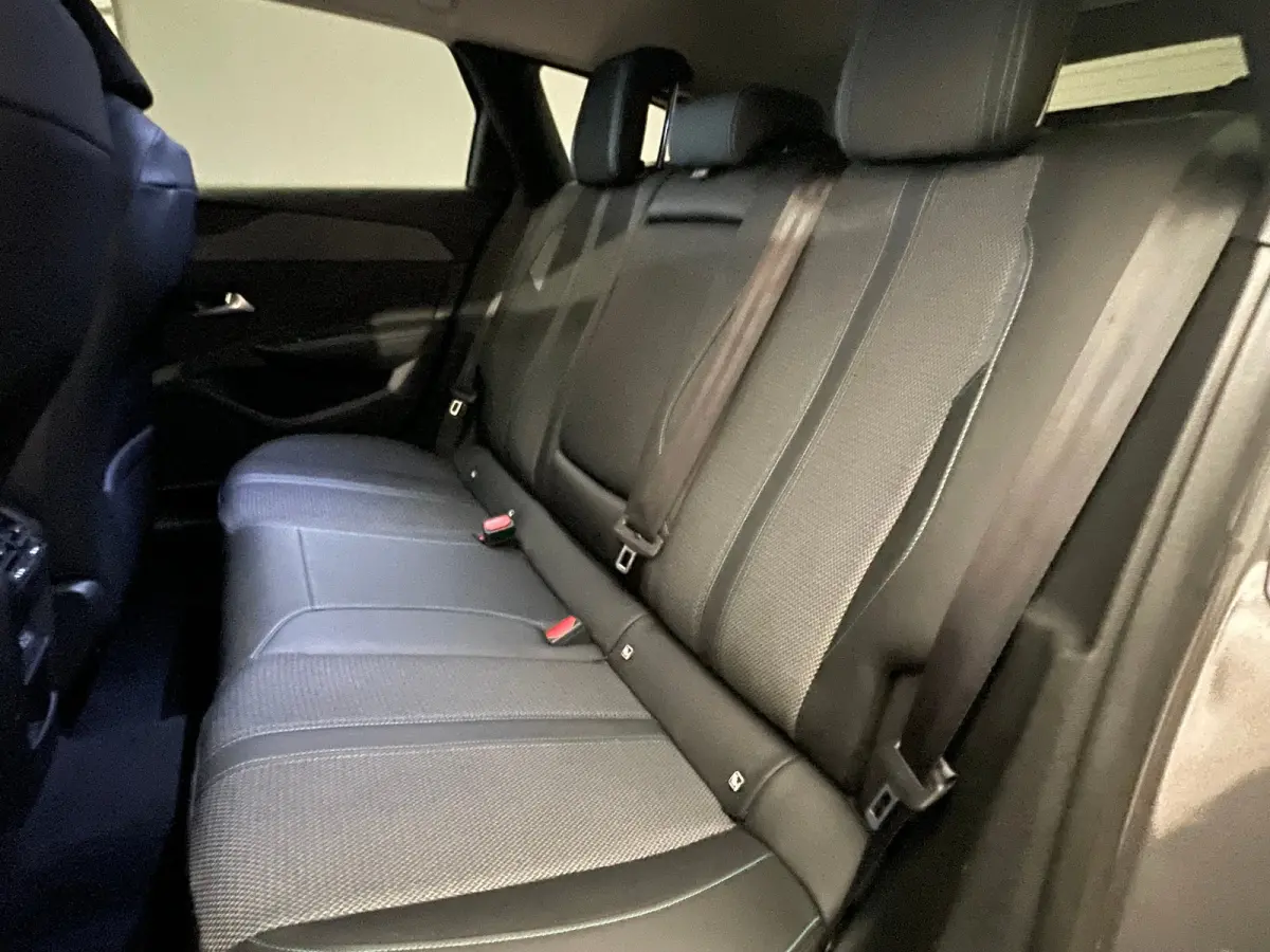 1.2 PureTech Allure Camera | Adaptieve Cruise | Parkeersensoren | 17" Lichtmetaal | Navigatie | Leder/Stof | Achteruitrijcamera | Apple Carplay/Android Auto|telefoonintegratie premium | Crui