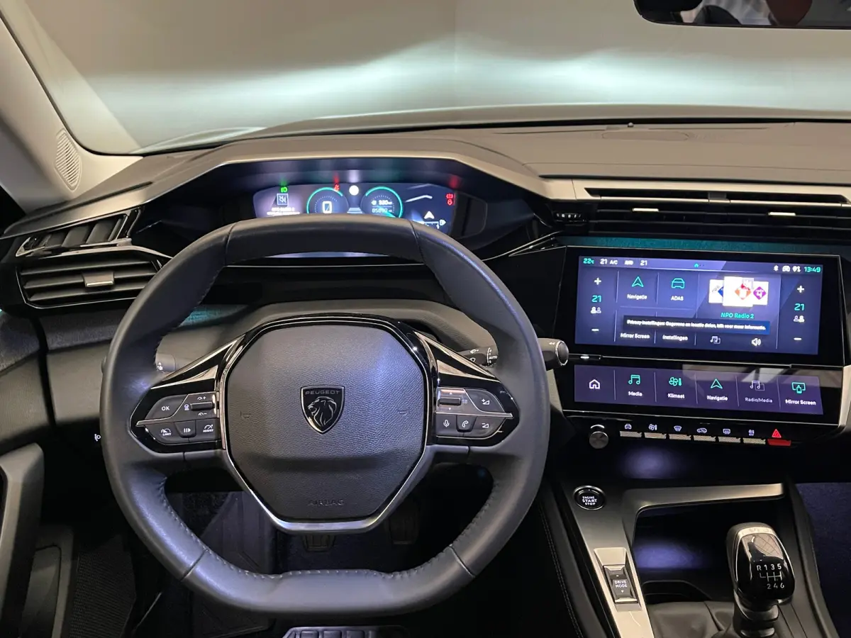 1.2 PureTech Allure Camera | Adaptieve Cruise | Parkeersensoren | 17" Lichtmetaal | Navigatie | Leder/Stof | Achteruitrijcamera | Apple Carplay/Android Auto|telefoonintegratie premium | Crui