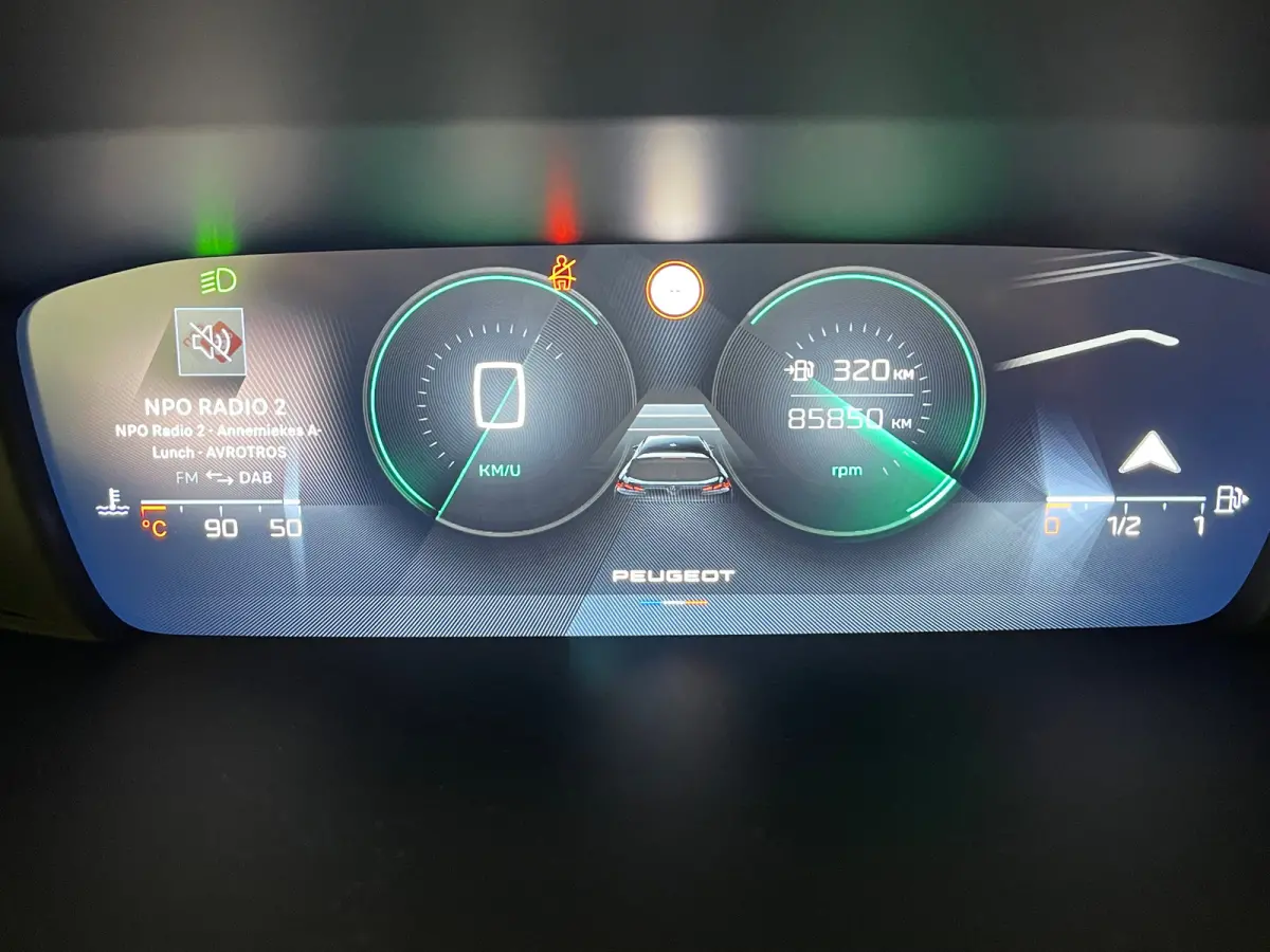 1.2 PureTech Allure Camera | Adaptieve Cruise | Parkeersensoren | 17" Lichtmetaal | Navigatie | Leder/Stof | Achteruitrijcamera | Apple Carplay/Android Auto|telefoonintegratie premium | Crui