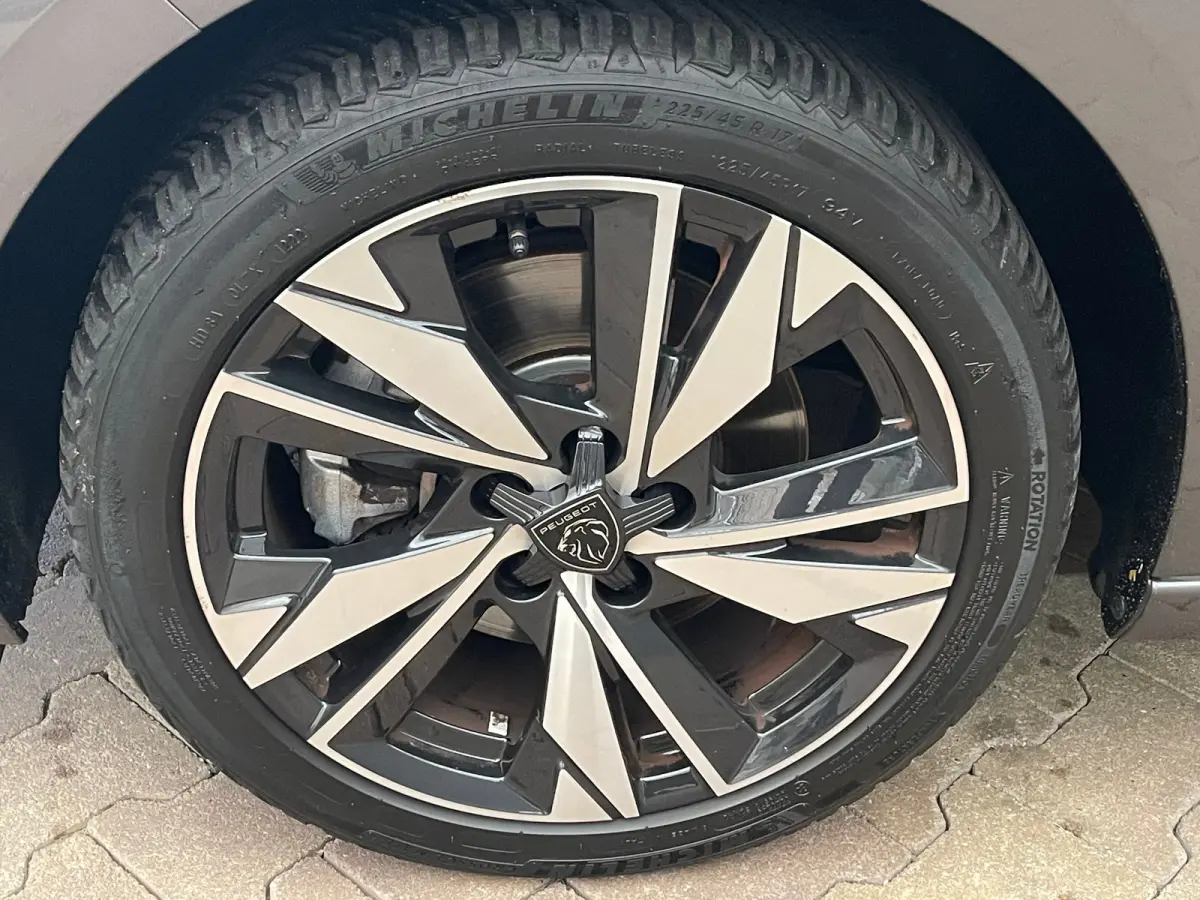 1.2 PureTech Allure Camera | Adaptieve Cruise | Parkeersensoren | 17" Lichtmetaal | Navigatie | Leder/Stof | Achteruitrijcamera | Apple Carplay/Android Auto|telefoonintegratie premium | Crui