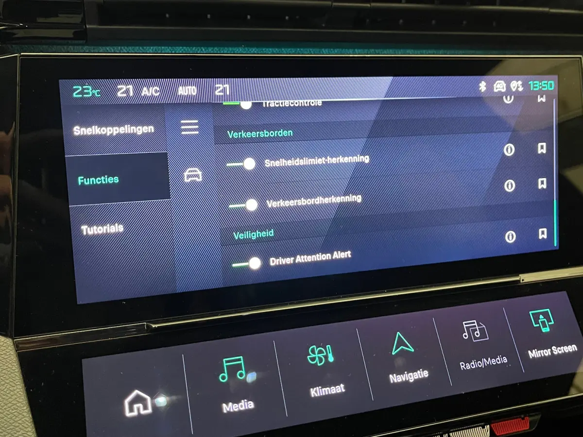 1.2 PureTech Allure Camera | Adaptieve Cruise | Parkeersensoren | 17" Lichtmetaal | Navigatie | Leder/Stof | Achteruitrijcamera | Apple Carplay/Android Auto|telefoonintegratie premium | Crui