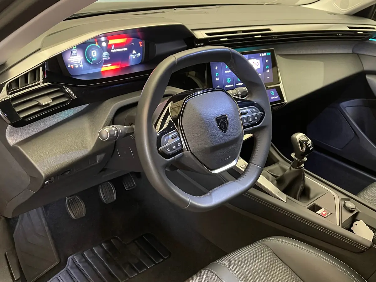 1.2 PureTech Allure Camera | Adaptieve Cruise | Parkeersensoren | 17" Lichtmetaal | Navigatie | Leder/Stof | Achteruitrijcamera | Apple Carplay/Android Auto|telefoonintegratie premium | Crui