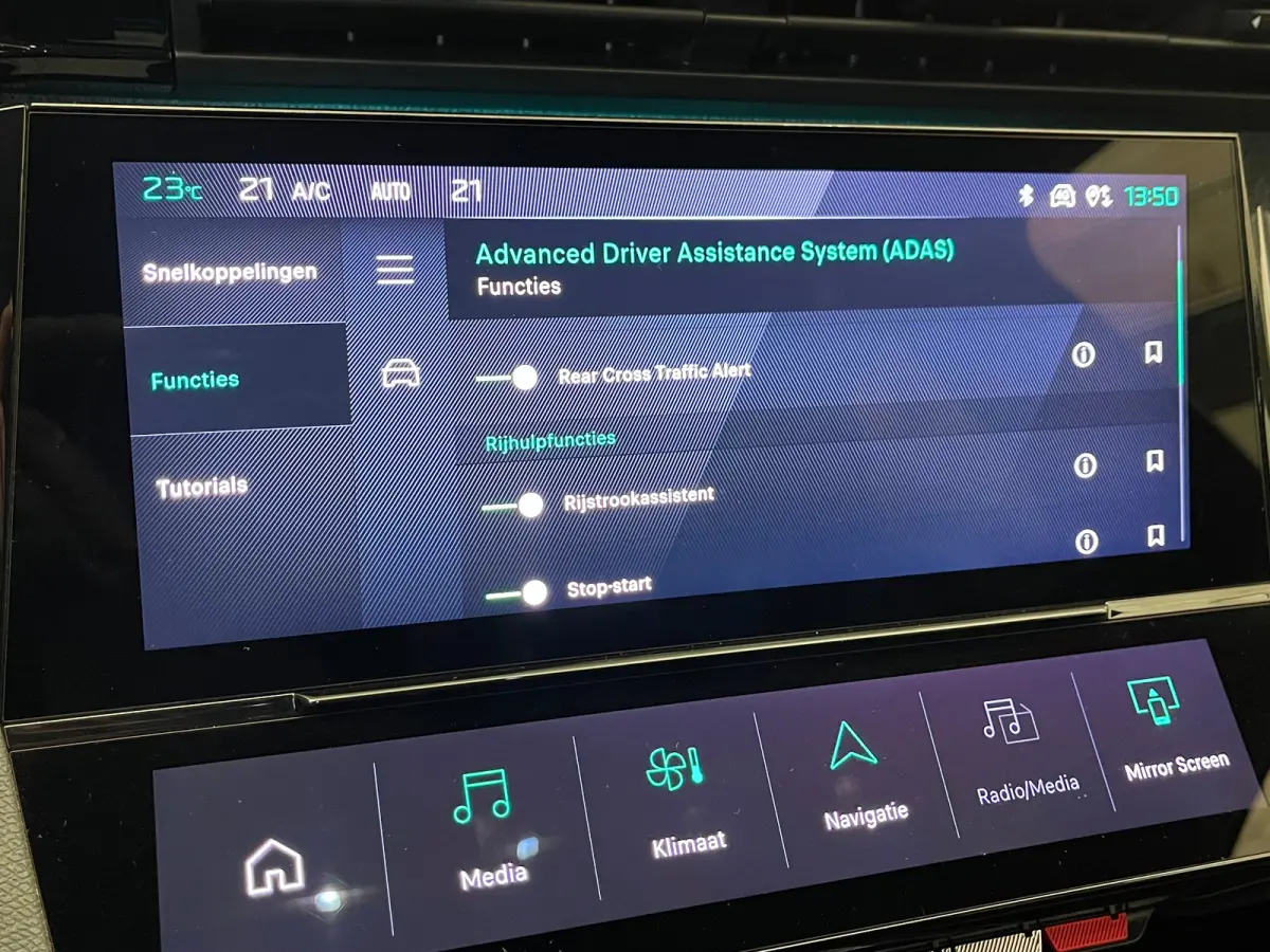 1.2 PureTech Allure Camera | Adaptieve Cruise | Parkeersensoren | 17" Lichtmetaal | Navigatie | Leder/Stof | Achteruitrijcamera | Apple Carplay/Android Auto|telefoonintegratie premium | Crui