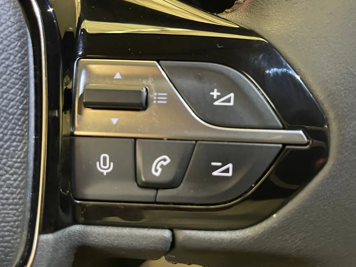 1.2 PureTech Allure Camera | Adaptieve Cruise | Parkeersensoren | 17" Lichtmetaal | Navigatie | Leder/Stof | Achteruitrijcamera | Apple Carplay/Android Auto|telefoonintegratie premium | Crui