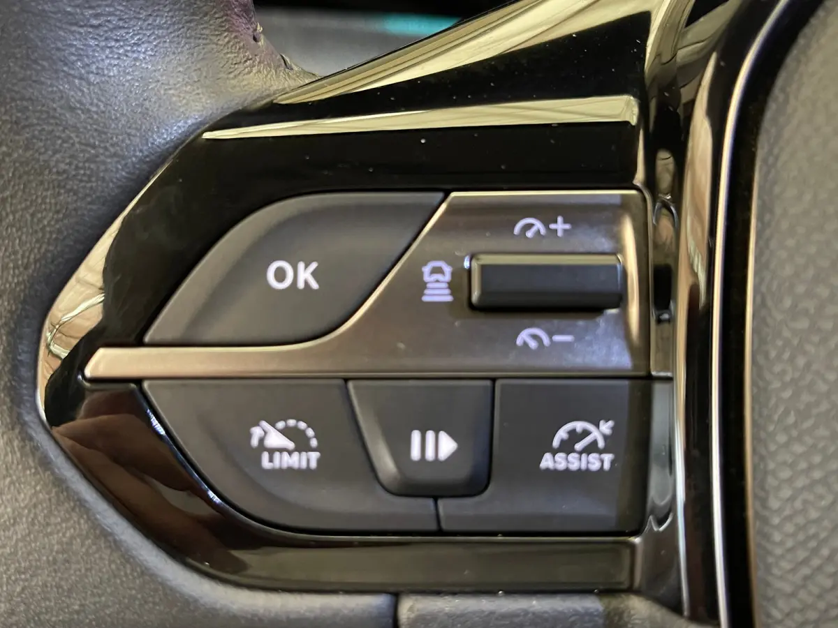 1.2 PureTech Allure Camera | Adaptieve Cruise | Parkeersensoren | 17" Lichtmetaal | Navigatie | Leder/Stof | Achteruitrijcamera | Apple Carplay/Android Auto|telefoonintegratie premium | Crui