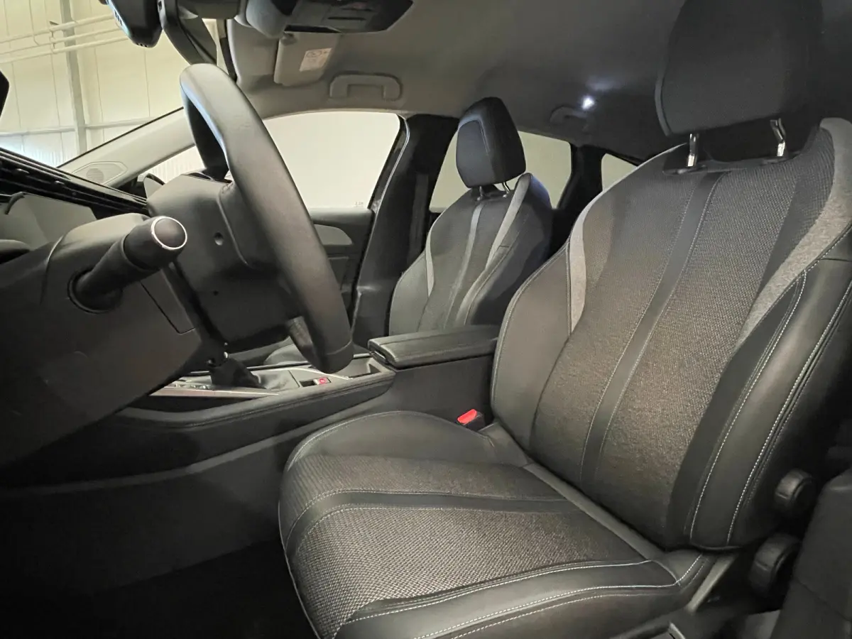 1.2 PureTech Allure Camera | Adaptieve Cruise | Parkeersensoren | 17" Lichtmetaal | Navigatie | Leder/Stof | Achteruitrijcamera | Apple Carplay/Android Auto|telefoonintegratie premium | Crui